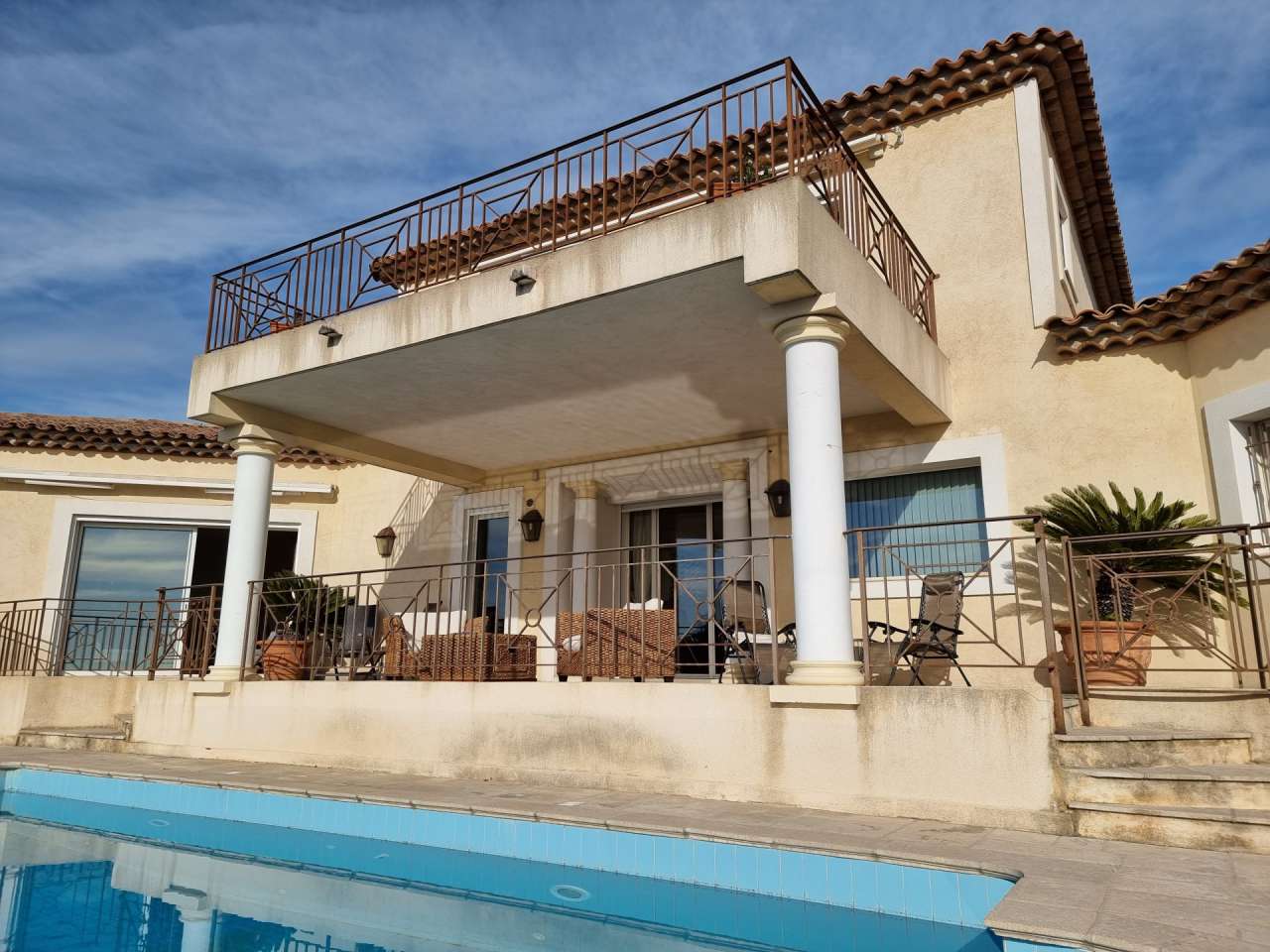 Beautifully presented 4 bedroom Provencal style villa, with a total spaciou