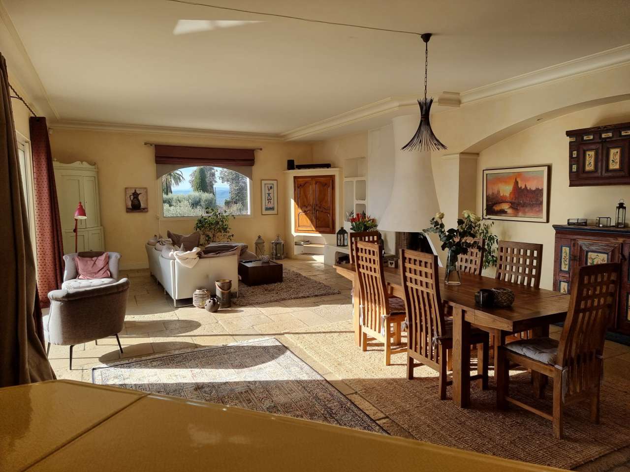 Beautifully presented 4 bedroom Provencal style villa, with a total spaciou