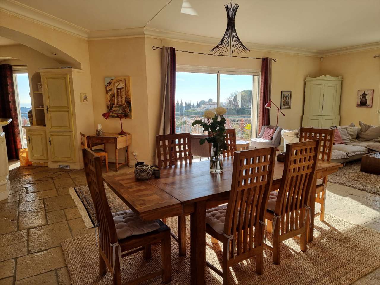 Beautifully presented 4 bedroom Provencal style villa, with a total spaciou