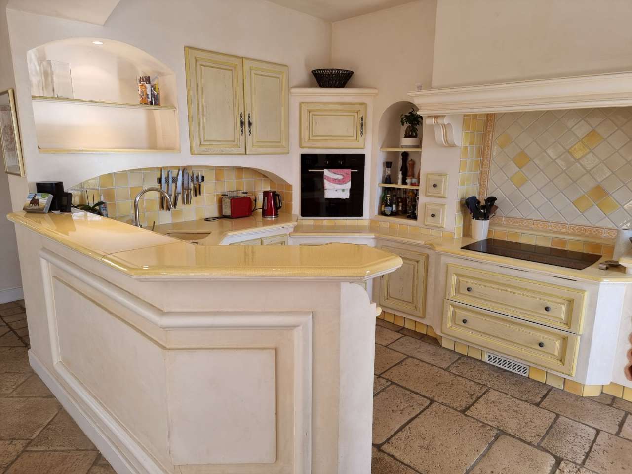 Beautifully presented 4 bedroom Provencal style villa, with a total spaciou