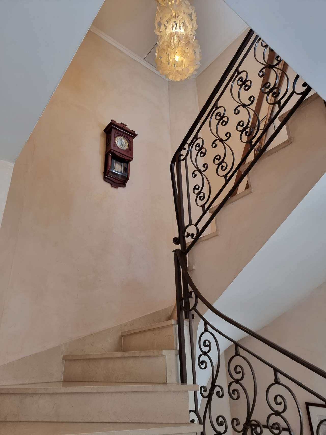 Beautifully presented 4 bedroom Provencal style villa, with a total spaciou