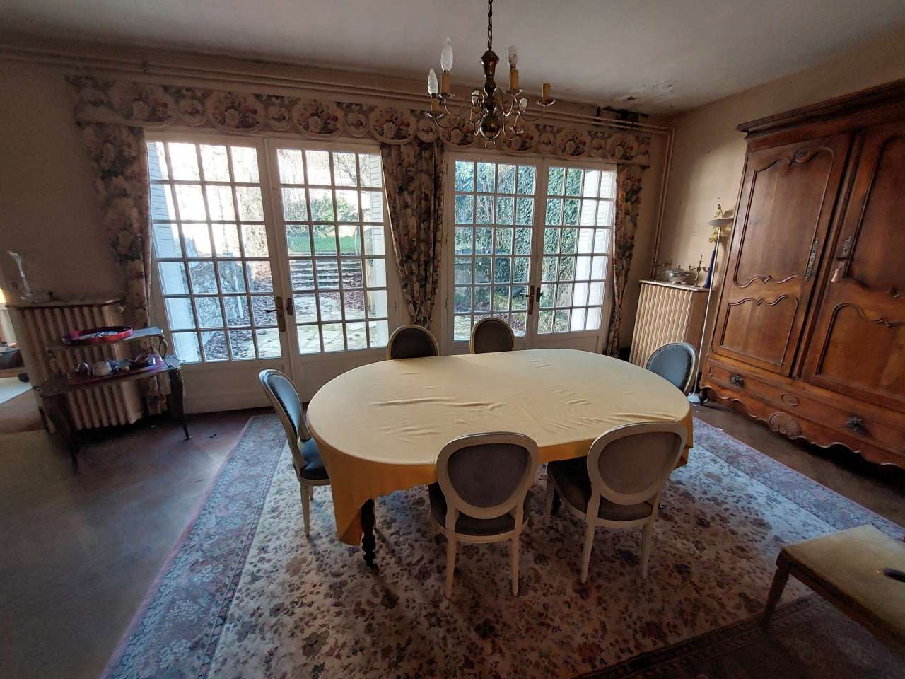 Full of character and charm, this substantial and uniquely positioned 10 mb