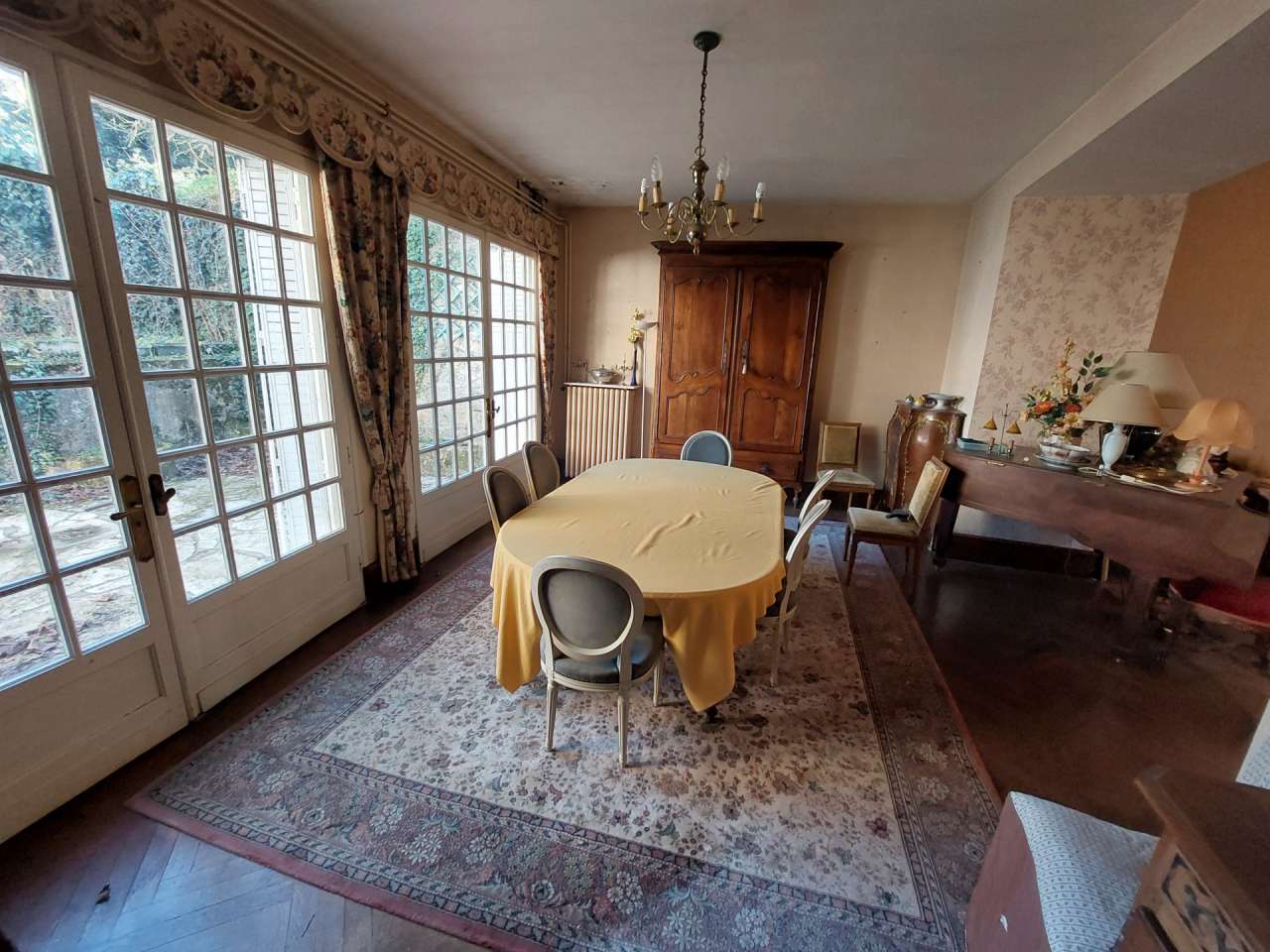 Full of character and charm, this substantial and uniquely positioned 10 mb