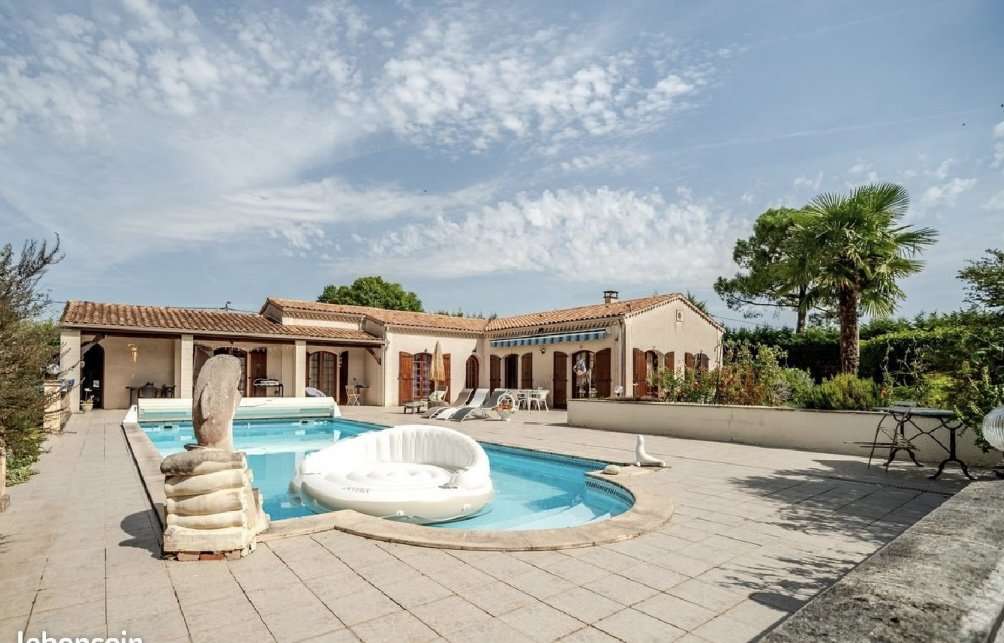 Attractive single level property set in a beautiful, landscaped garden, wit