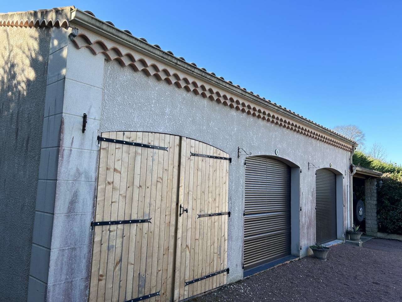 Attractive single level property set in a beautiful, landscaped garden, wit