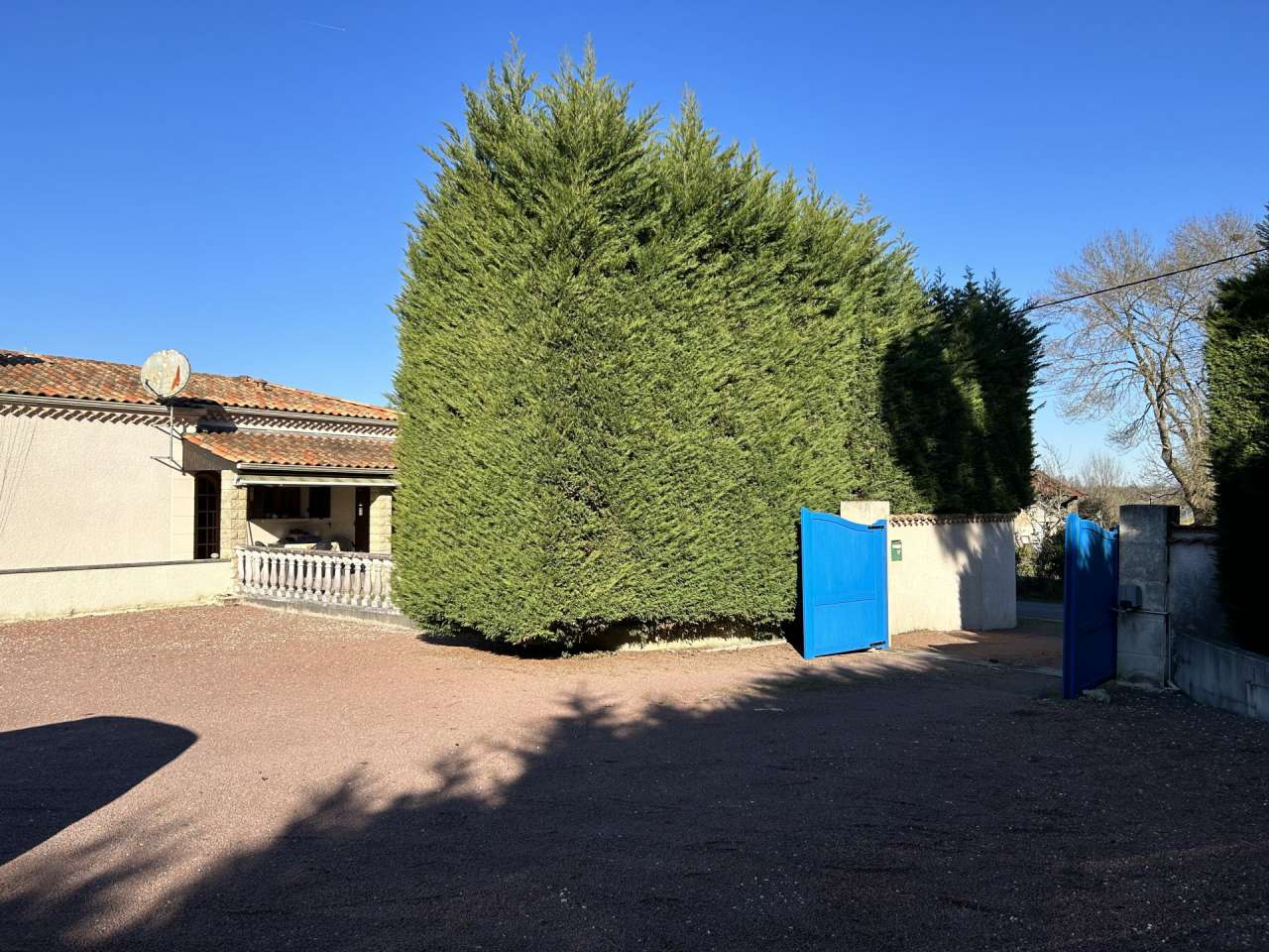 Attractive single level property set in a beautiful, landscaped garden, wit