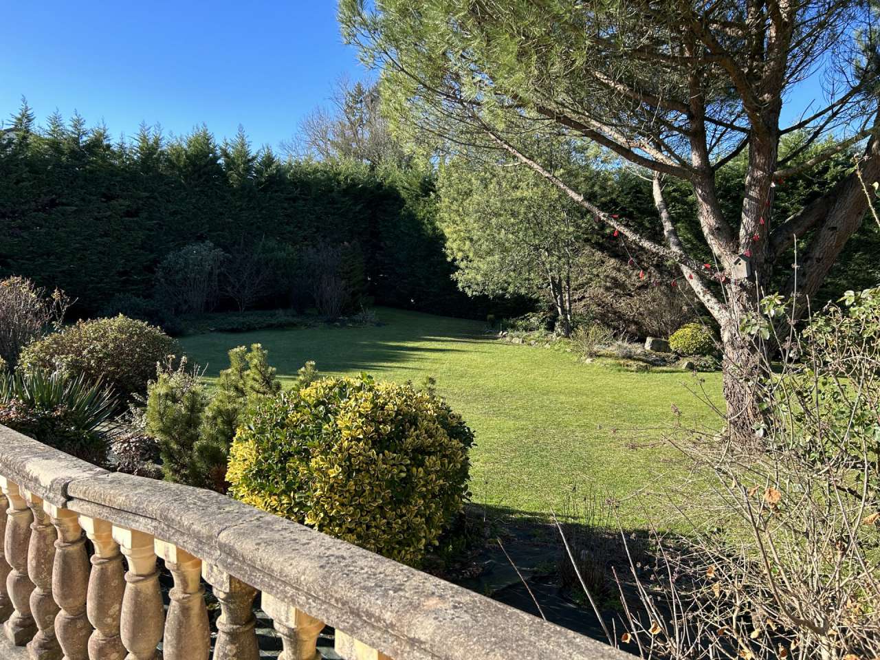 Attractive single level property set in a beautiful, landscaped garden, wit