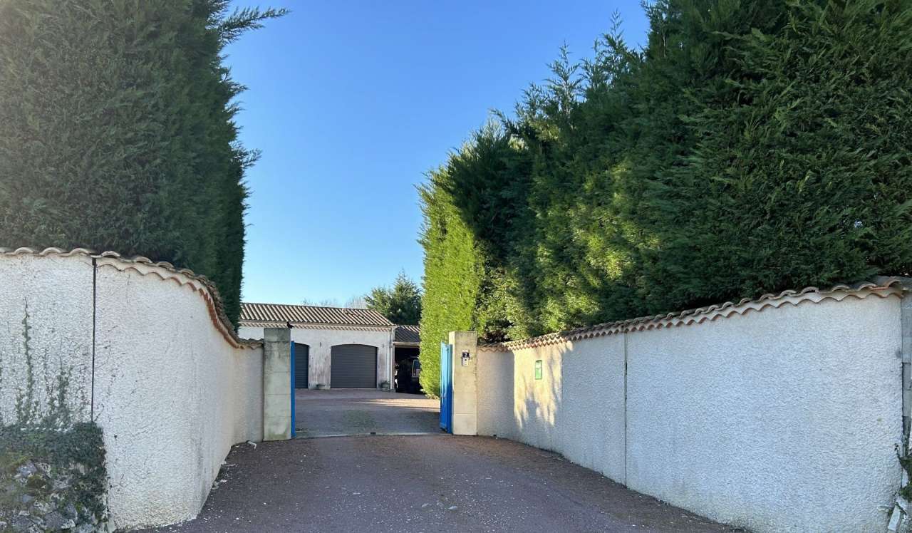 Attractive single level property set in a beautiful, landscaped garden, wit