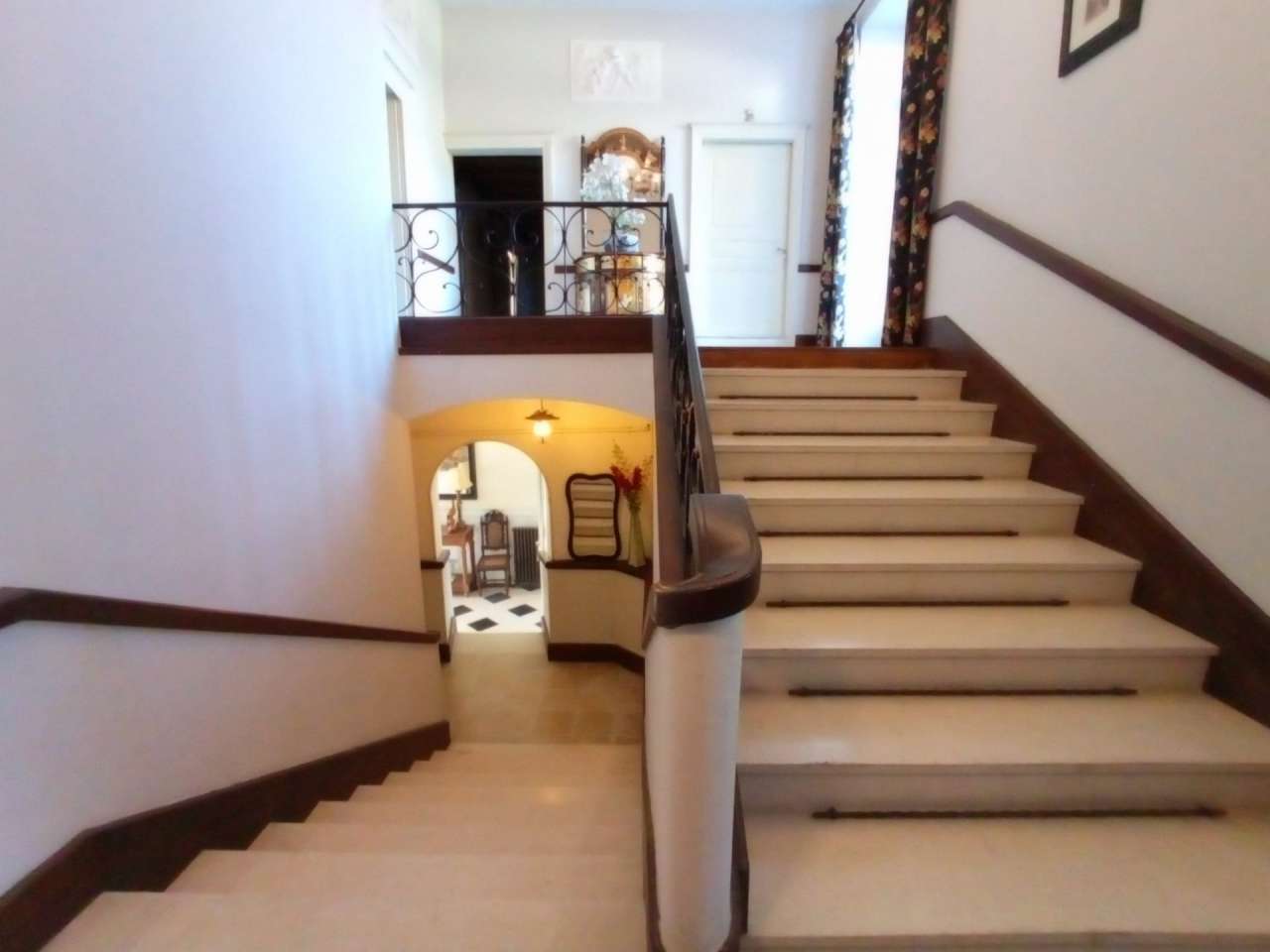 With a total spacious living area of 515m2, this stunning 11 bedroom proper