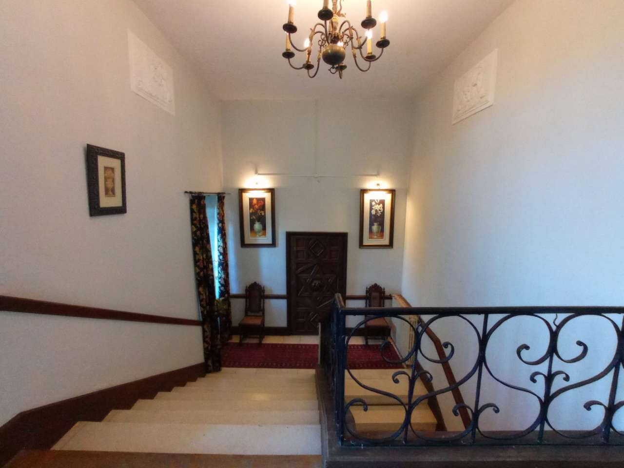 With a total spacious living area of 515m2, this stunning 11 bedroom proper