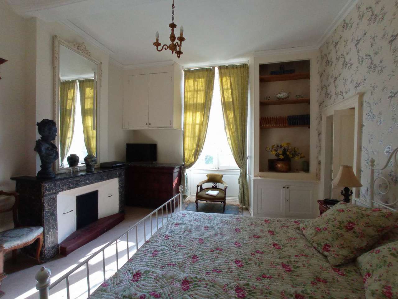 With a total spacious living area of 515m2, this stunning 11 bedroom proper