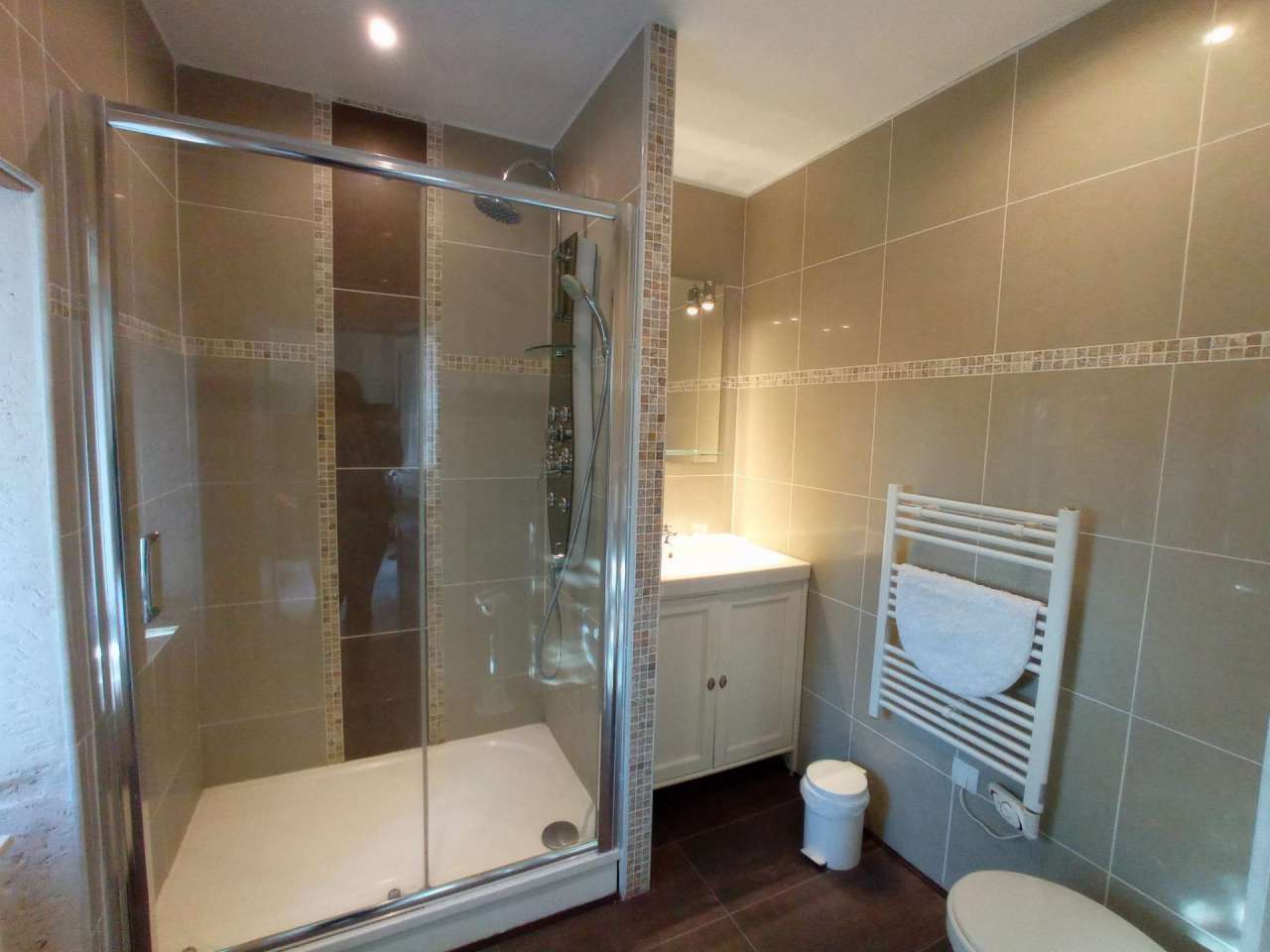 With a total spacious living area of 515m2, this stunning 11 bedroom proper