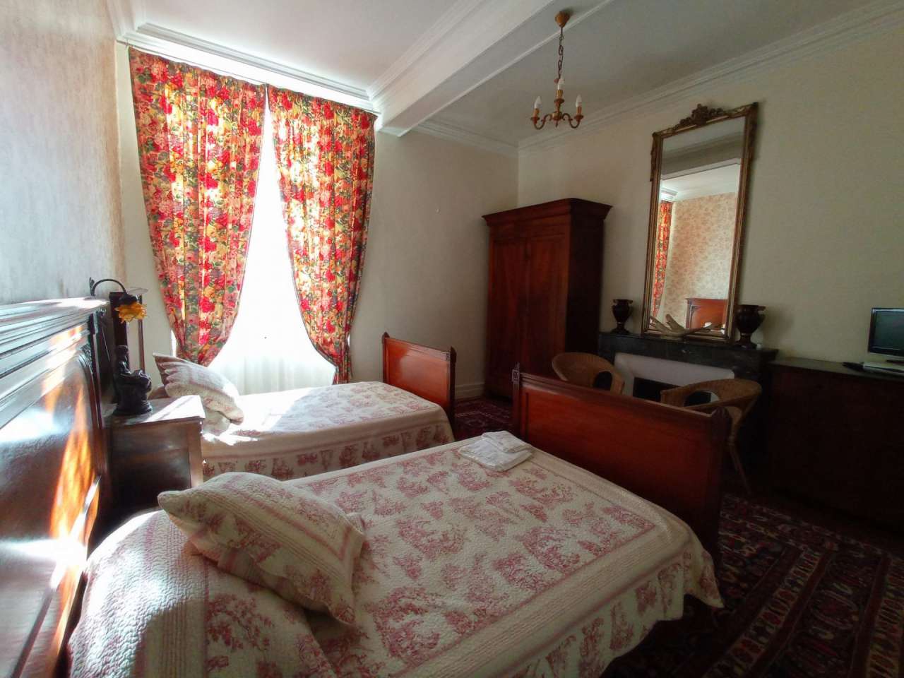 With a total spacious living area of 515m2, this stunning 11 bedroom proper