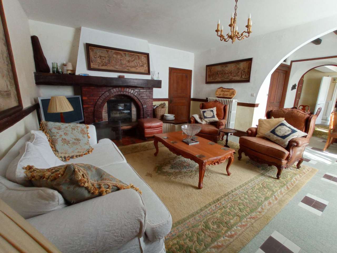 With a total spacious living area of 515m2, this stunning 11 bedroom proper