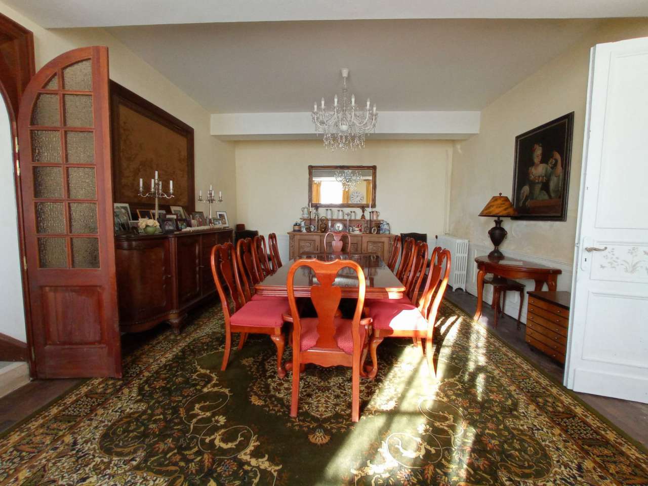 With a total spacious living area of 515m2, this stunning 11 bedroom proper