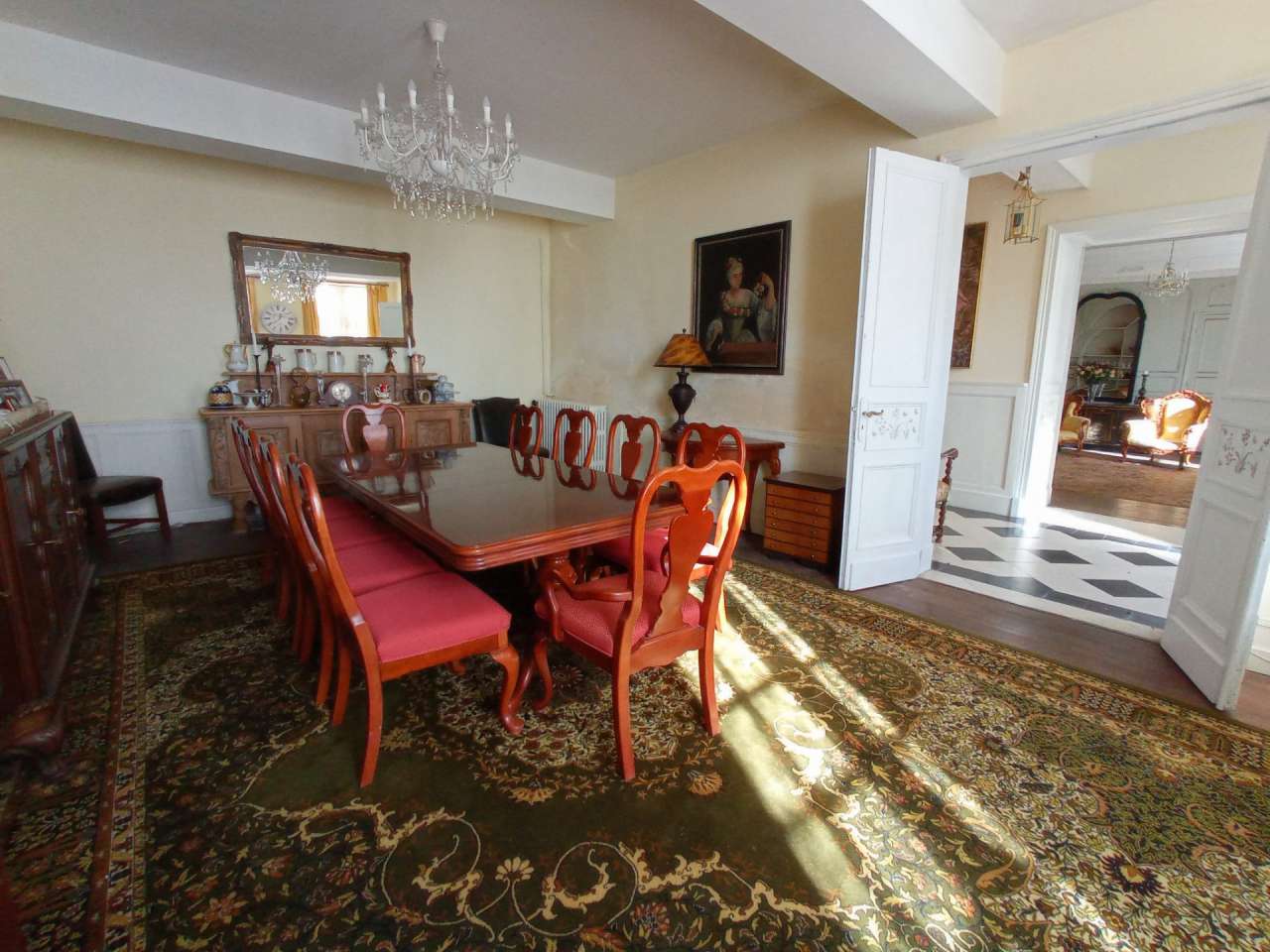 With a total spacious living area of 515m2, this stunning 11 bedroom proper