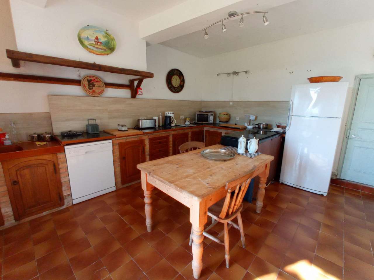 With a total spacious living area of 515m2, this stunning 11 bedroom proper