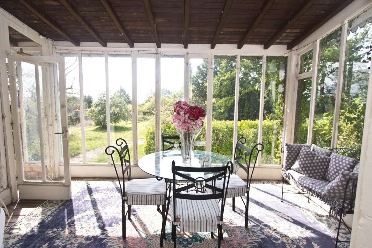 With a total spacious living area of 515m2, this stunning 11 bedroom proper