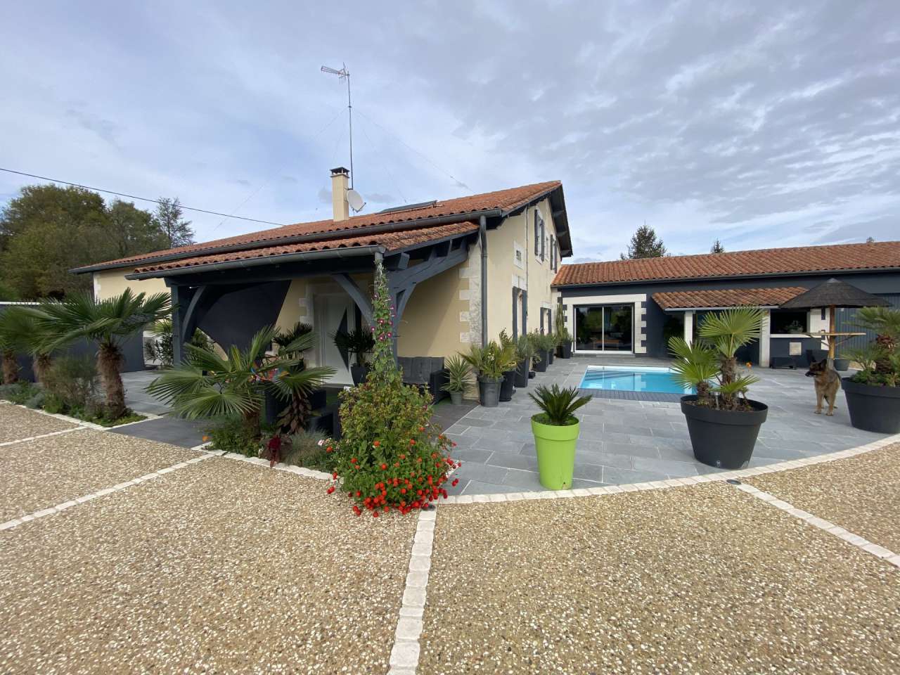 A beautifully presented and luxurious property in the Dordogne with swimmin