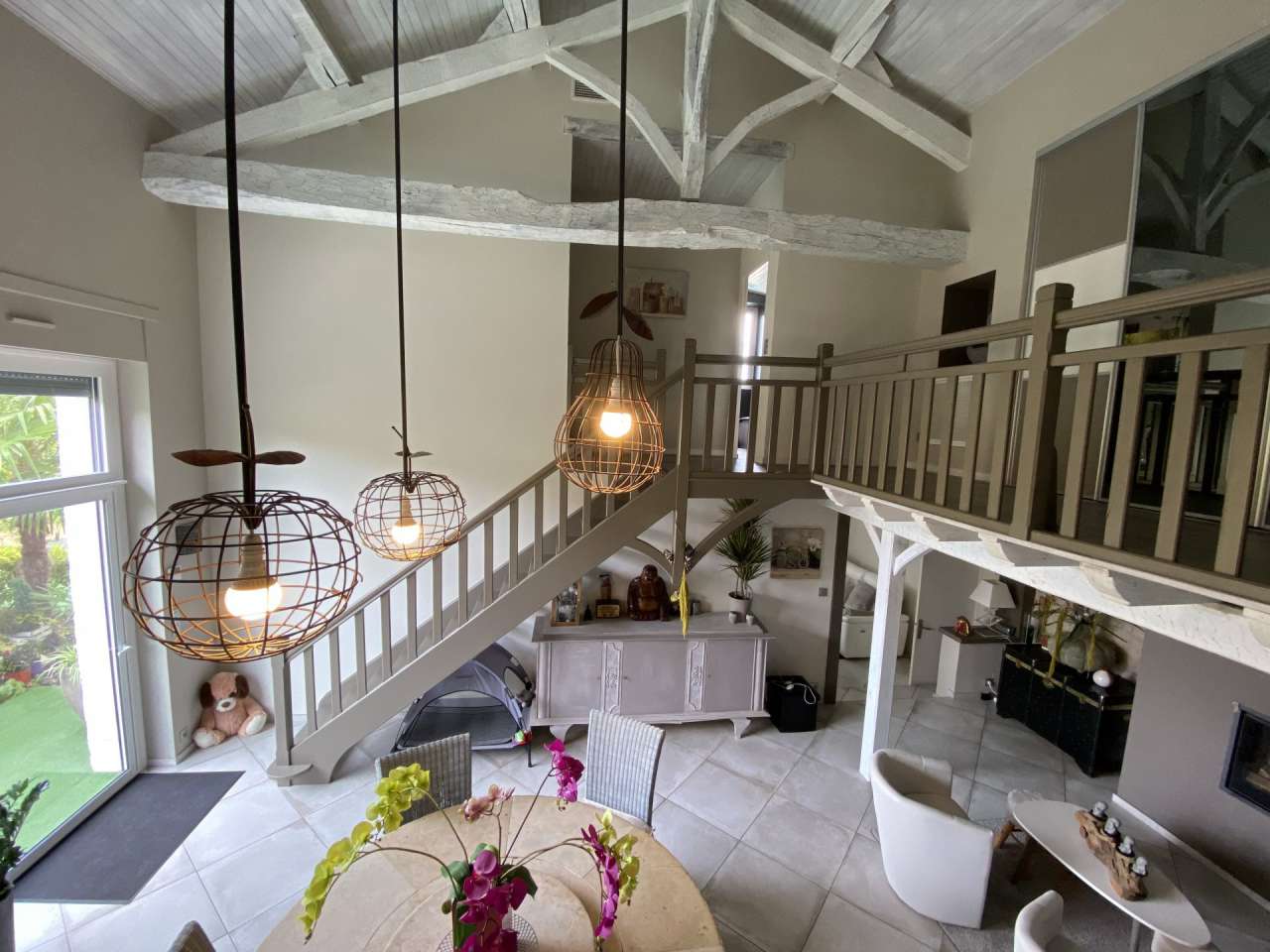 A beautifully presented and luxurious property in the Dordogne with swimmin