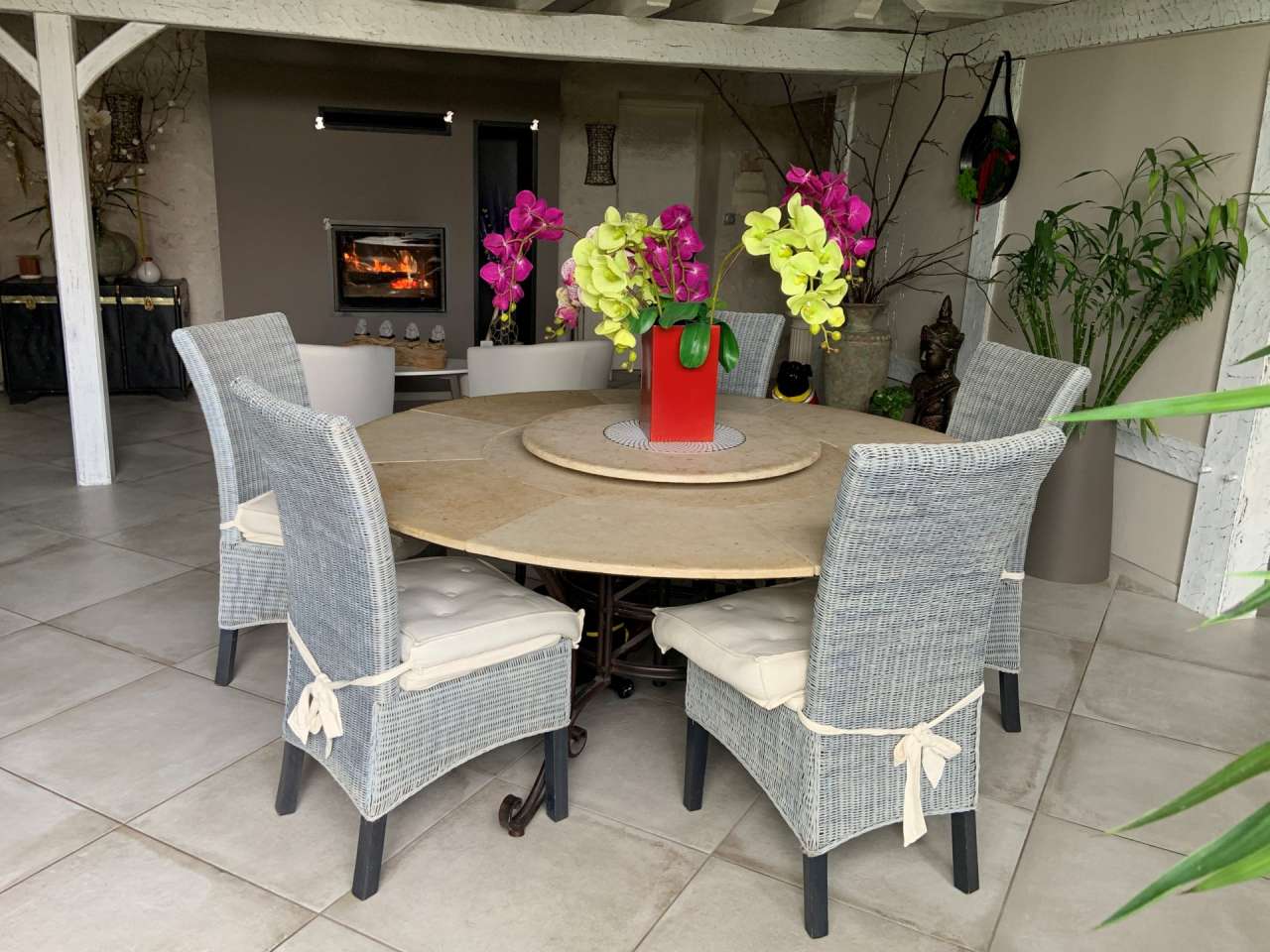 A beautifully presented and luxurious property in the Dordogne with swimmin