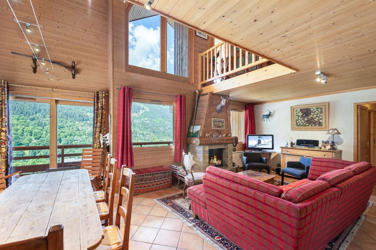 With a bright and spacious living area of around 100m2, this charming and b