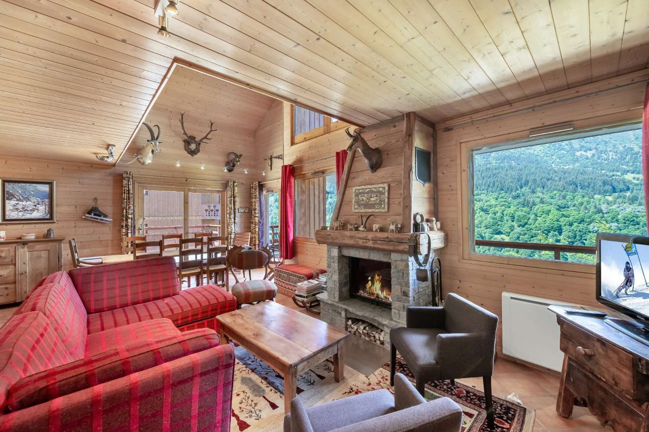 With a bright and spacious living area of around 100m2, this charming and b