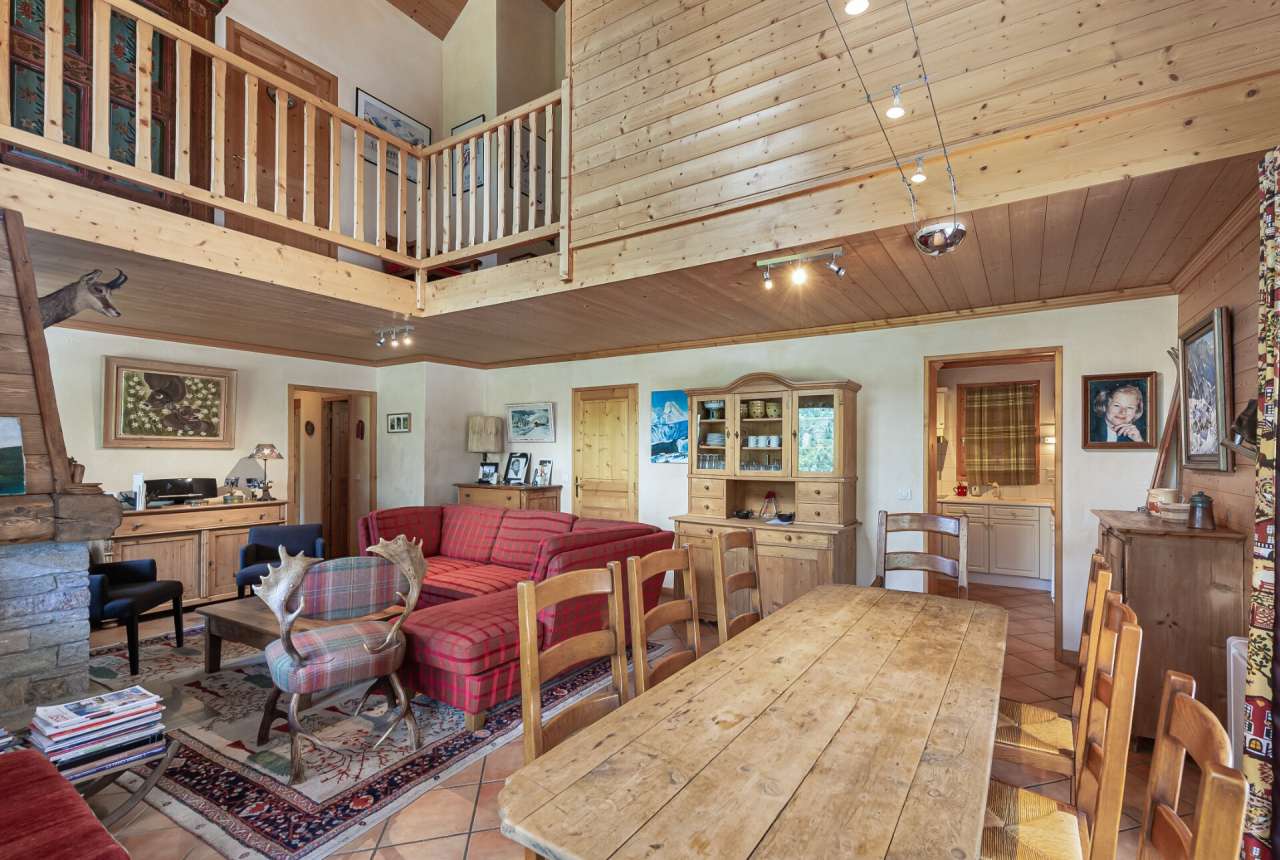 With a bright and spacious living area of around 100m2, this charming and b