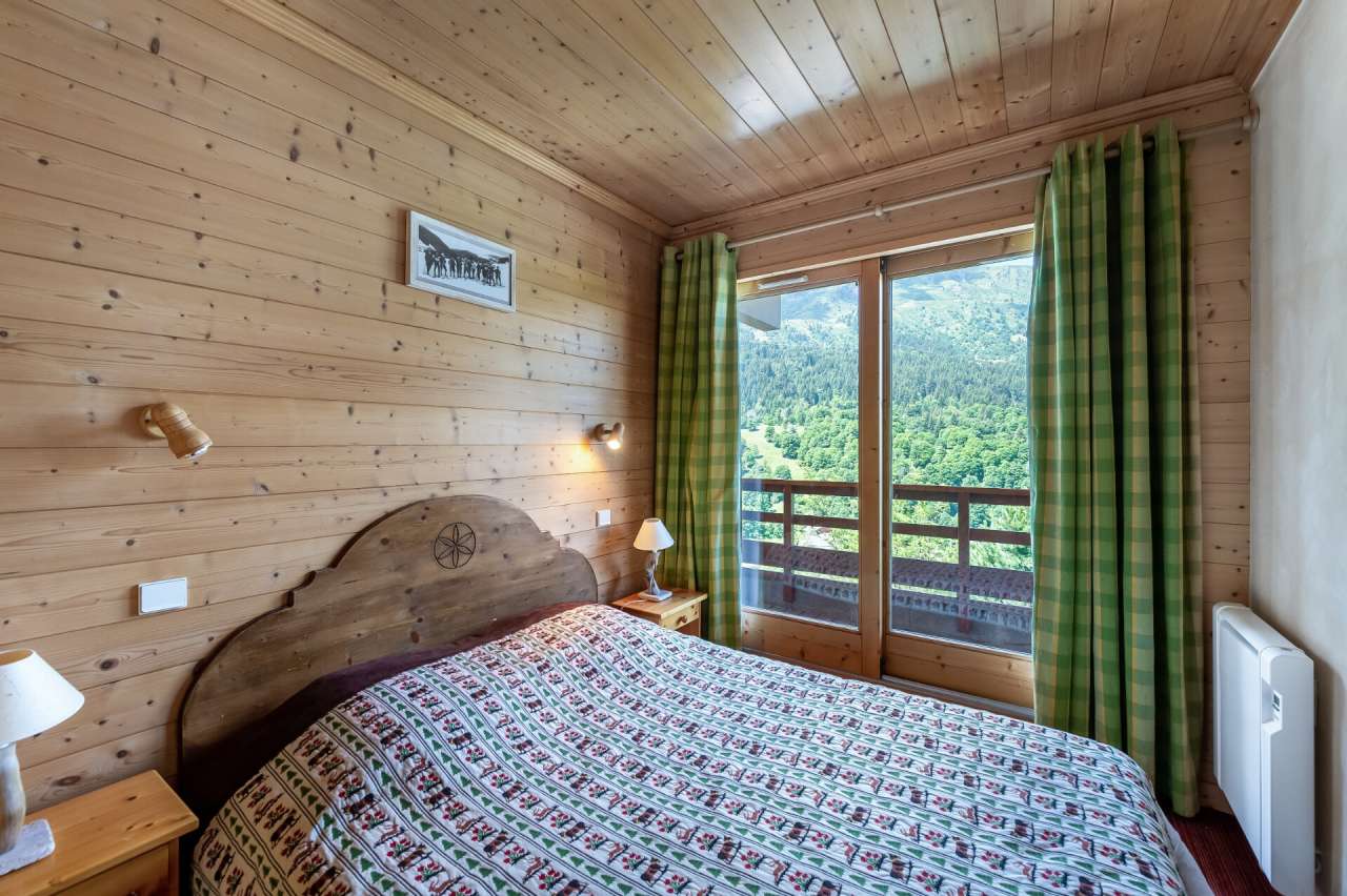 With a bright and spacious living area of around 100m2, this charming and b