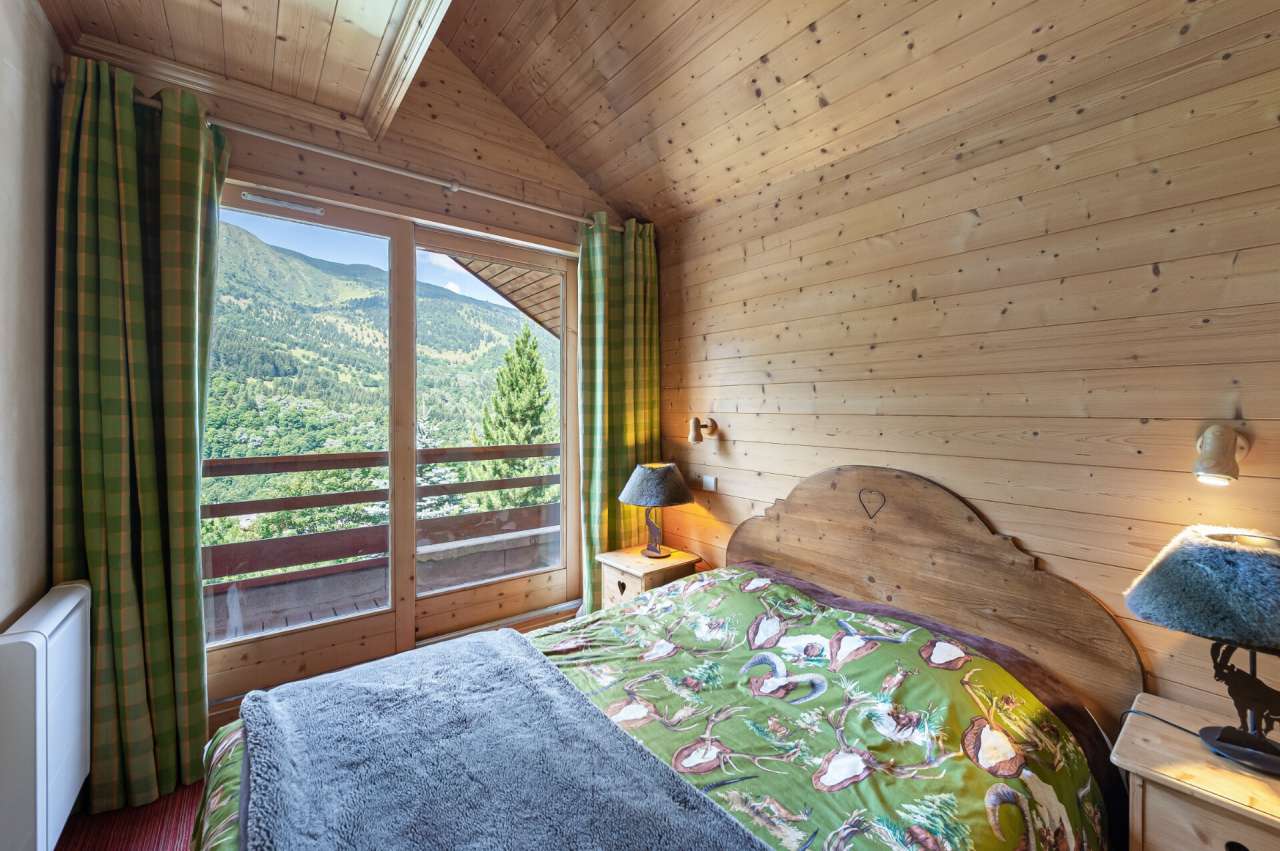 With a bright and spacious living area of around 100m2, this charming and b