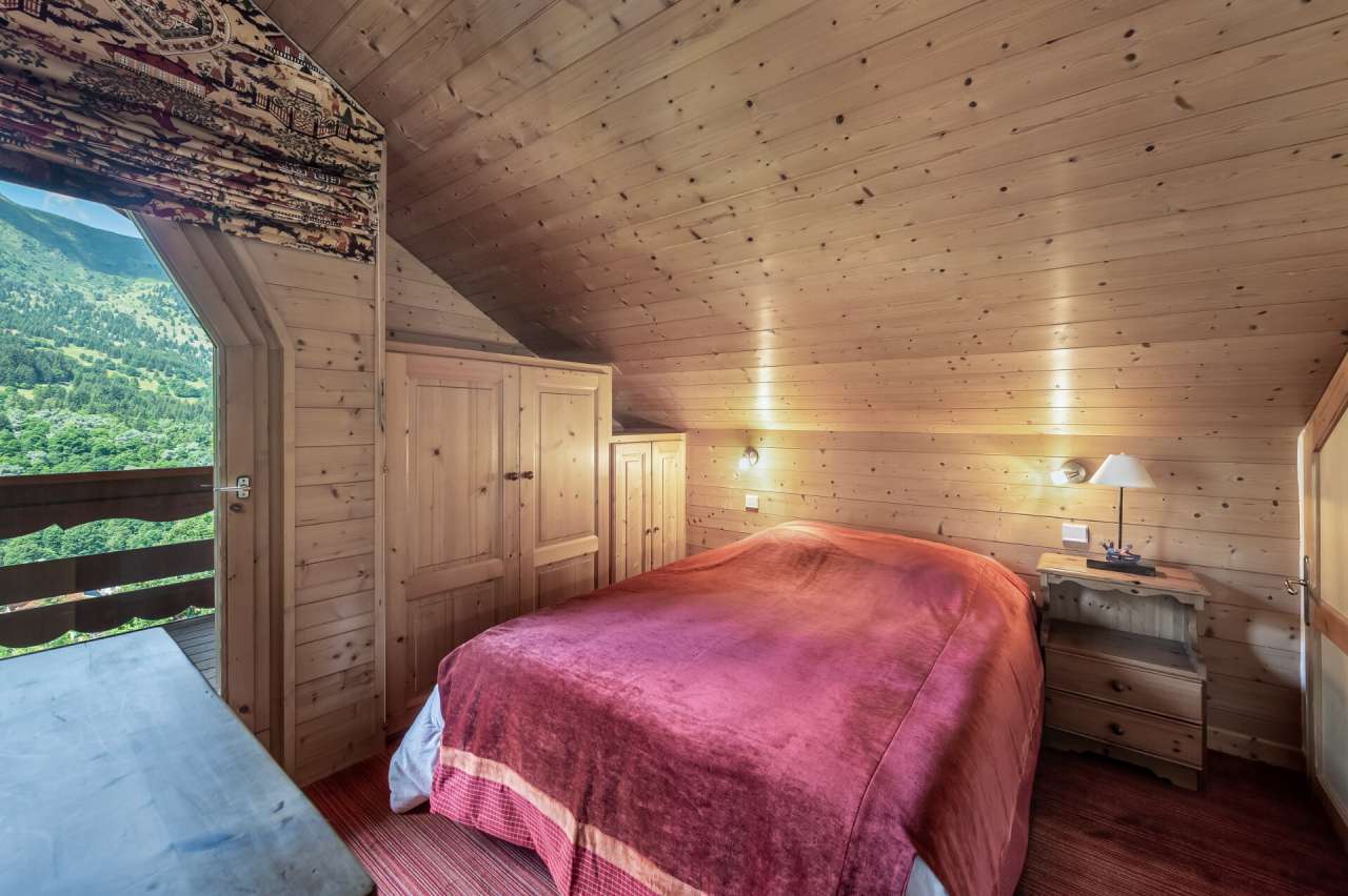 With a bright and spacious living area of around 100m2, this charming and b