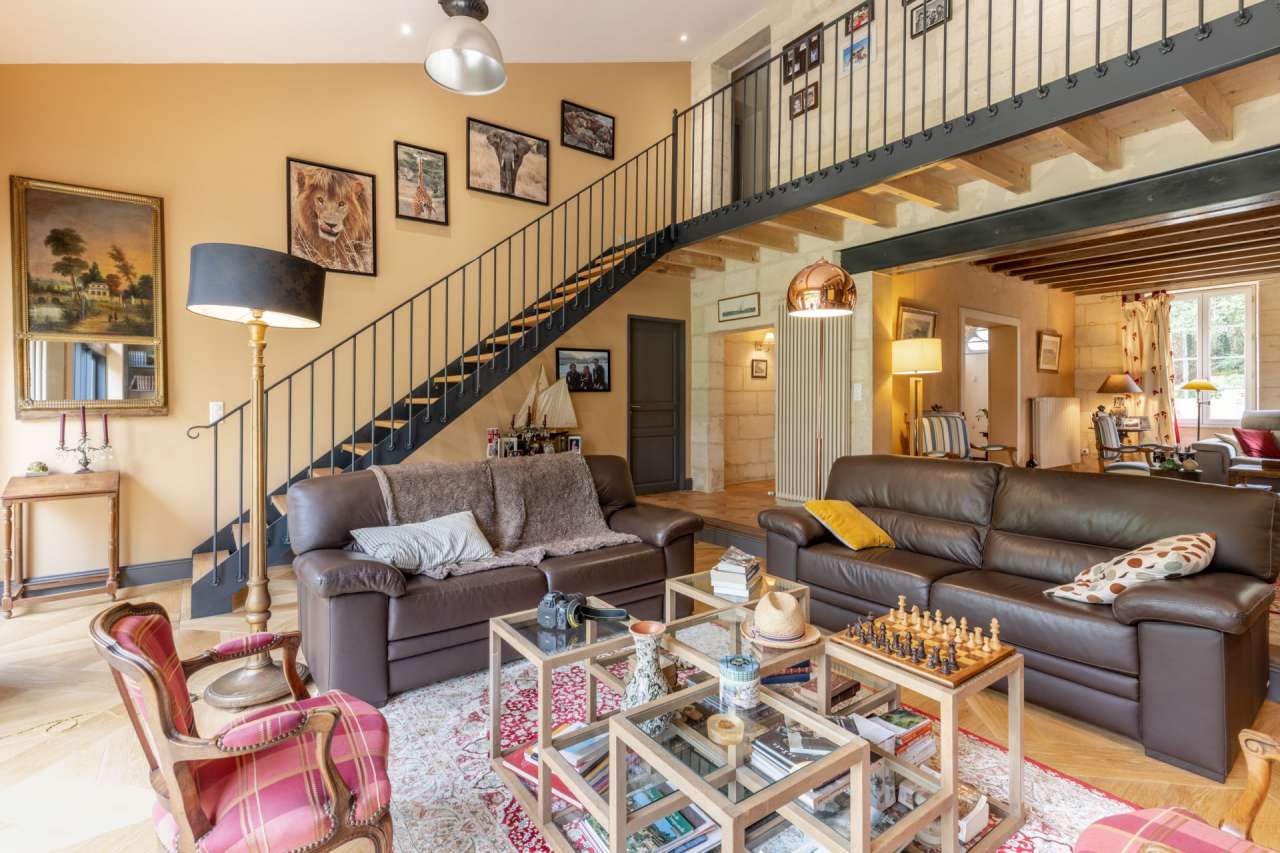 Beautiful and superbly renovated substantial rural 4 bedroom house with sep