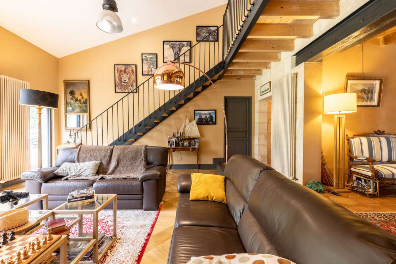 Beautiful and superbly renovated substantial rural 4 bedroom house with sep