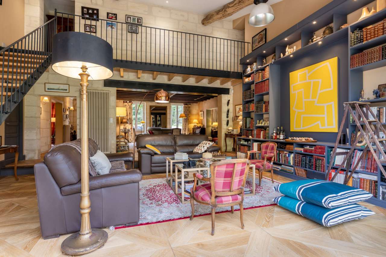 Beautiful and superbly renovated substantial rural 4 bedroom house with sep