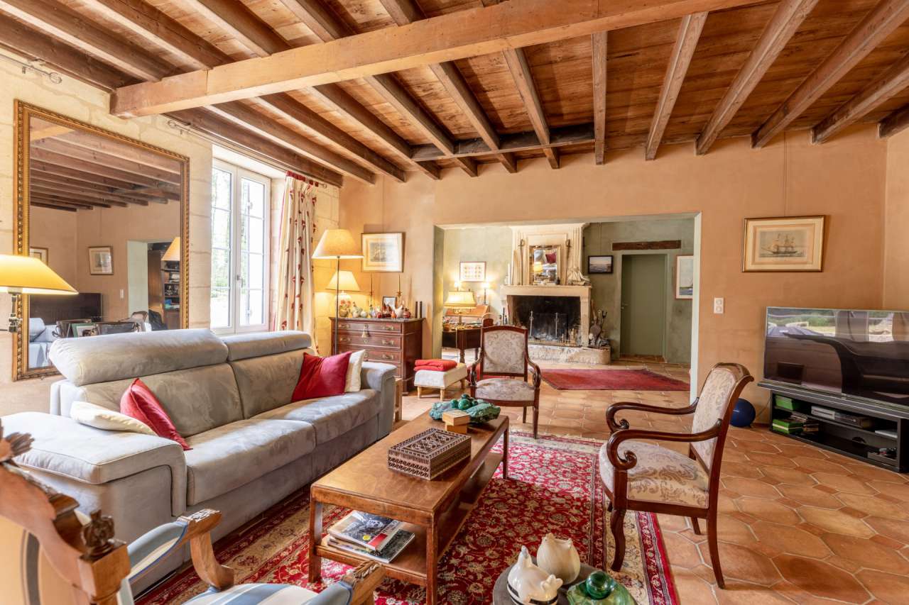 Beautiful and superbly renovated substantial rural 4 bedroom house with sep