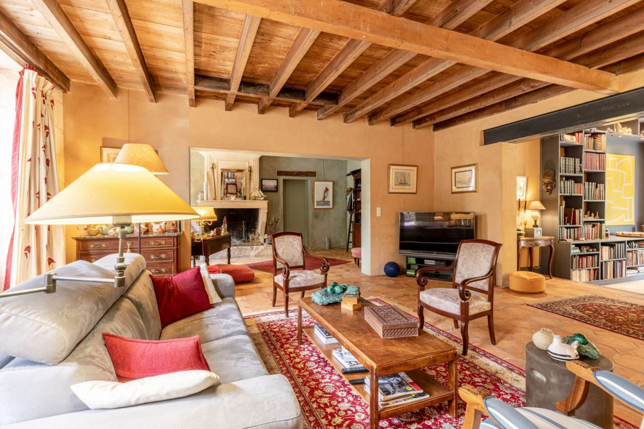 Beautiful and superbly renovated substantial rural 4 bedroom house with sep