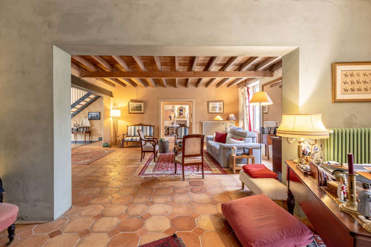 Beautiful and superbly renovated substantial rural 4 bedroom house with sep