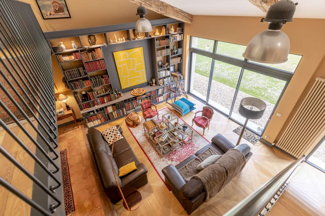 Beautiful and superbly renovated substantial rural 4 bedroom house with sep