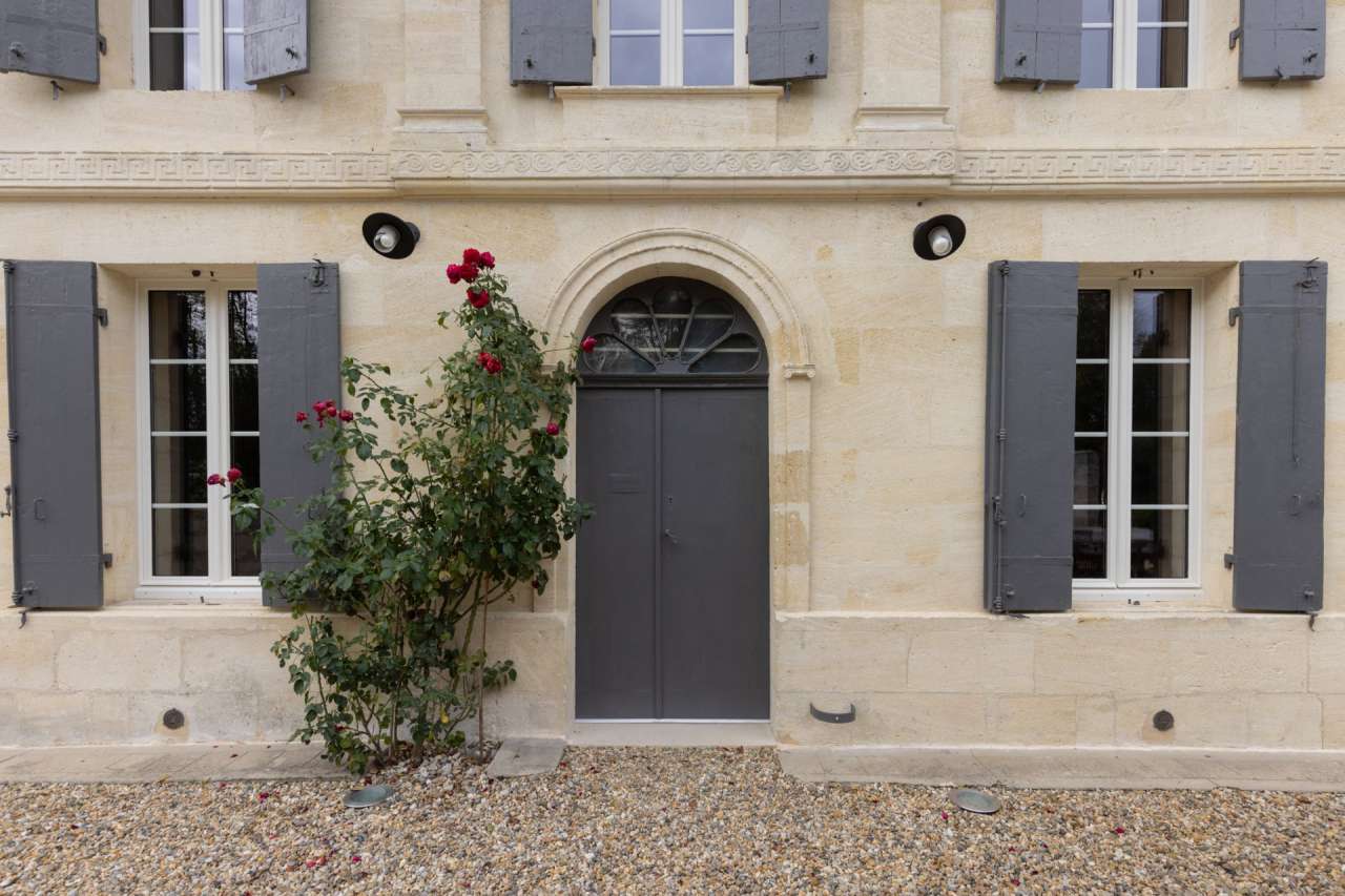 Beautiful and superbly renovated substantial rural 4 bedroom house with sep