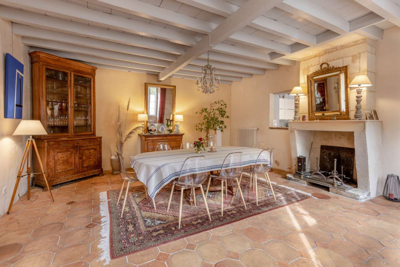 Beautiful and superbly renovated substantial rural 4 bedroom house with sep