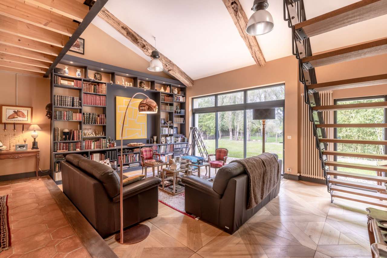 Beautiful and superbly renovated substantial rural 4 bedroom house with sep