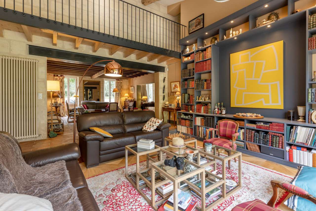 Beautiful and superbly renovated substantial rural 4 bedroom house with sep