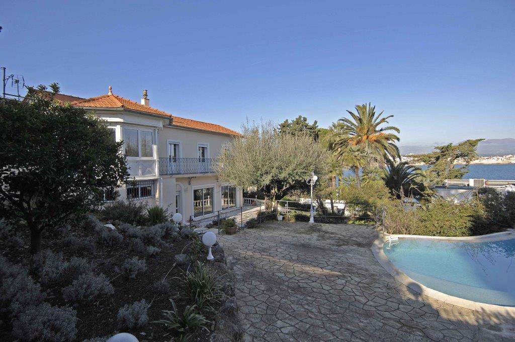 Charming 4 bedroom villa, which is ideally situated within a prime setting