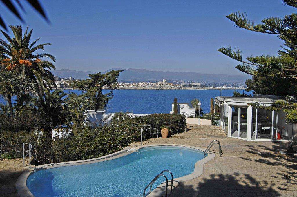 Charming 4 bedroom villa, which is ideally situated within a prime setting