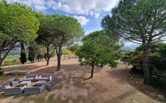 Full of character and charm and beautifully presented throughout, this spac