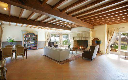 Full of character and charm and beautifully presented throughout, this spac