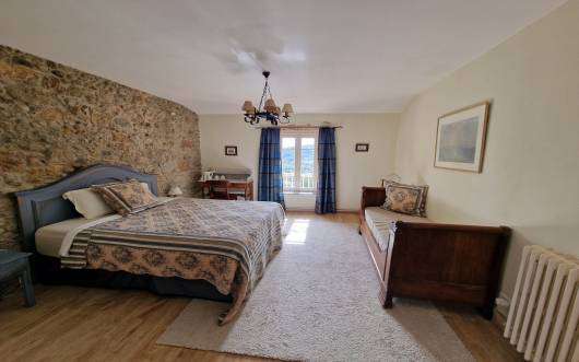 Full of character and charm and beautifully presented throughout, this spac