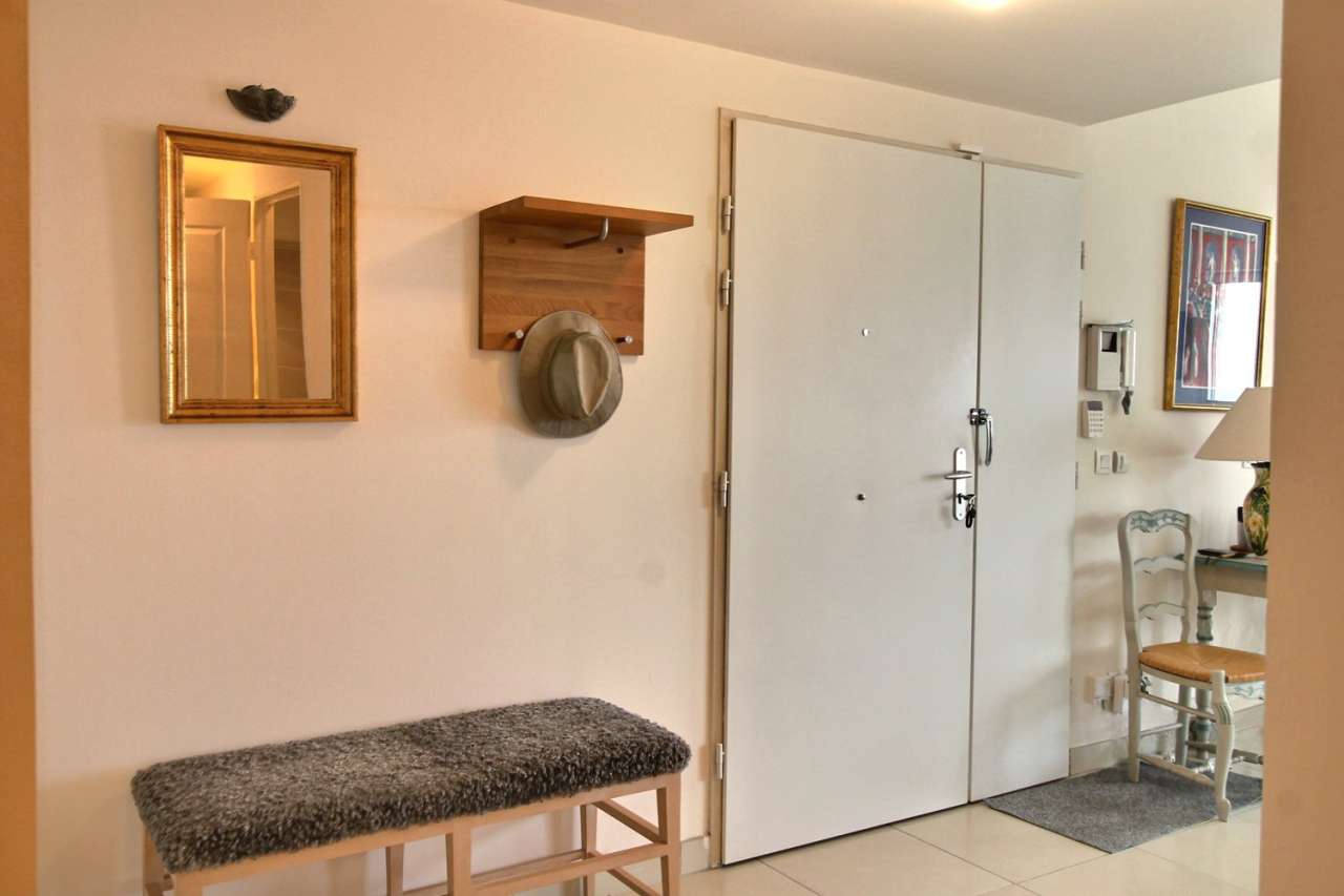 Located in a quiet setting in Mandelieu la Napoule, within a residence with