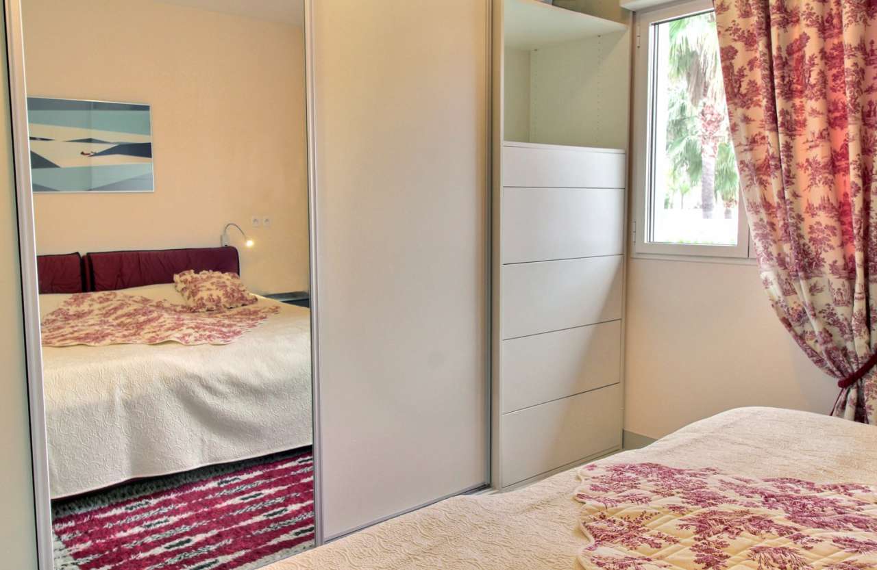 Located in a quiet setting in Mandelieu la Napoule, within a residence with