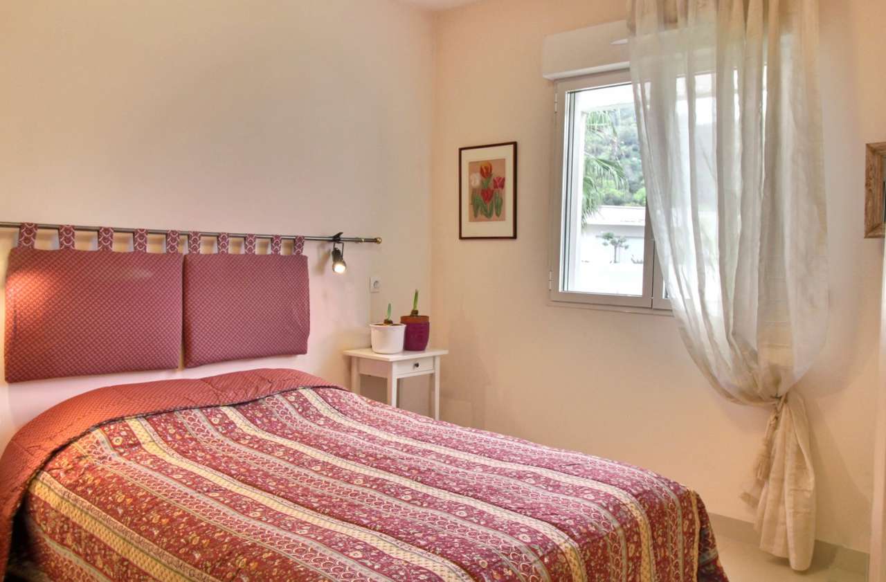 Located in a quiet setting in Mandelieu la Napoule, within a residence with